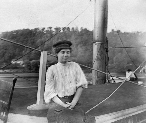 The young lady in the photo is not actually Captain Blanche Leathers but passenger Edna Walker who borrowed the cap from the captain of the Steamboat Rose Hite, courtesy of the Dave Thomson Collection.